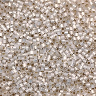 Бисер DBS-221 Miyuki Delica Beads 15/0 (белый опал с золотой серединкой)